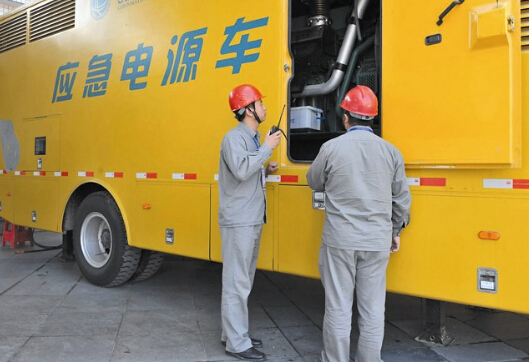 安次如何清理被灰尘覆盖的机油散热器？